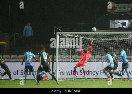 12th. Februar 2022; Netstrata Jubilee Stadium, Sydney, NSW, Australien: A-League Football, Sydney FC gegen Western United; Tom Heward-Belle vom Sydney FC macht einen guten Spar und schiebt den Ball über die Latte Stockfoto