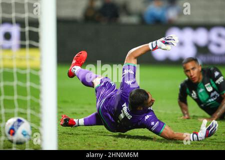 12th. Februar 2022; Netstrata Jubilee Stadium, Sydney, NSW, Australien: A-League Football, Sydney FC gegen Western United; Jamie Young von Western United wird von Max Burgess vom Sydney FC geschlagen, um in der 64th. Minute 1-1 Punkte zu erzielen Stockfoto