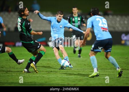 12th. Februar 2022; Netstrata Jubilee Stadium, Sydney, NSW, Australien: A-League Football, Sydney FC gegen Western United; der Max Burgess vom Sydney FC hat auf das Tor geschossen und ist für eine Kurve abgelenkt Stockfoto