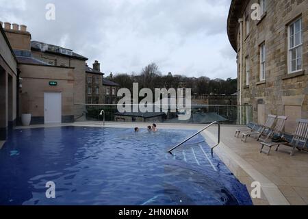 Buxton Crescent Ensan Hotel, georgianisches Gebäude, wurde 2020 nach vielen Jahren der Restaurierungsarbeiten als Luxushotel und Spa wiedereröffnet. Der Pool auf dem Dach. Stockfoto