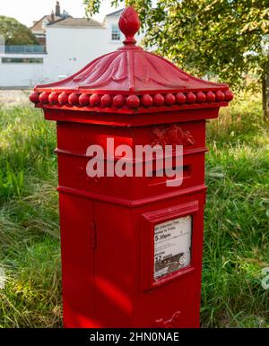 Eine seltene verzierte sechseckige Penfold-Säule in der Nähe des Wimbledon Common in London Stockfoto
