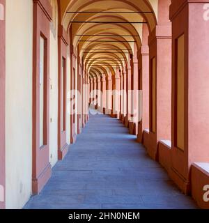 Devotional Portico des heiligen Lukas in Bologna. Dieser Portikus (überdachte acade) ist 3,4 km lang und führt zum Heiligtum auf der Spitze des Hügels. Stockfoto