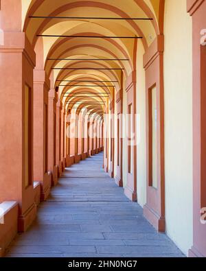 Devotional Portico des heiligen Lukas in Bologna. Dieser Portikus (überdachte acade) ist 3,4 km lang und führt zum Heiligtum auf der Spitze des Hügels. Stockfoto