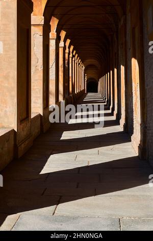 Devotional Portico des heiligen Lukas in Bologna. Dieser Portikus (überdachte acade) ist 3,4 km lang und führt zum Heiligtum auf der Spitze des Hügels. Stockfoto