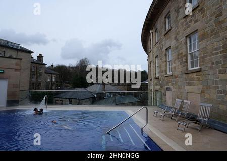 Buxton Crescent Ensan Hotel, georgianisches Gebäude, wurde 2020 nach vielen Jahren der Restaurierungsarbeiten als Luxushotel und Spa wiedereröffnet. Der Pool auf dem Dach. Stockfoto