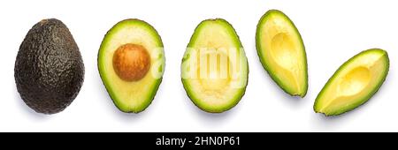 Ganze und geschnittene schwarze Avocado Hass isoliert auf weißem Hintergrund. Stockfoto