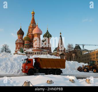 LKW entfernen Schnee vom Roten Platz Stockfoto