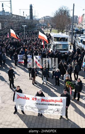 Dresden, Deutschland. 13th. Februar 2022. Zahlreiche Neonazis stehen während einer Kundgebung vor dem Bahnhof Mitte. Die Prozession, die als schweigender marsch erklärt wurde, wurde von mehreren Gegendemonstrationen begleitet. Quelle: Sebastian Kahnert/dpa-Zentralbild/dpa/Alamy Live News Stockfoto