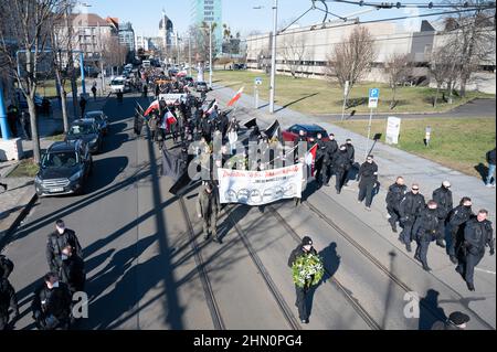 Dresden, Deutschland. 13th. Februar 2022. Zahlreiche Neonazis laufen bei einer Kundgebung entlang der Ostra-Allee. Die Prozession, die als schweigender marsch erklärt wurde, wurde von mehreren Gegendemonstrationen begleitet. Quelle: Sebastian Kahnert/dpa-Zentralbild/dpa/Alamy Live News Stockfoto