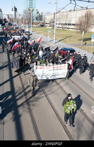 Dresden, Deutschland. 13th. Februar 2022. Zahlreiche Neonazis laufen bei einer Kundgebung entlang der Ostra-Allee. Die Prozession, die als schweigender marsch erklärt wurde, wurde von mehreren Gegendemonstrationen begleitet. Quelle: Sebastian Kahnert/dpa-Zentralbild/dpa/Alamy Live News Stockfoto