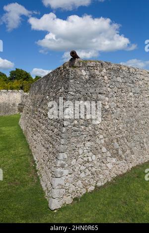 Colonial Cannon, Fort de San Alpane, gegründet 1725, Bacalar, Quintana Roo, Mexiko Stockfoto