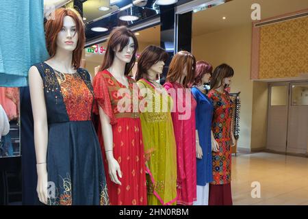 Mannequins in modischer, authentischer nationaler Mode in Zentral- und Südasien Stockfoto