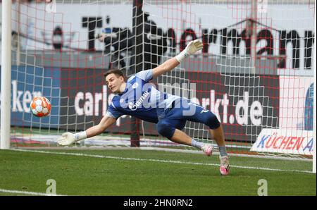 firo: 02/13/2022 Fuvuball, Fußball, 2nd Bundesliga, Saison 2021/2022, F95 Fortuna Dvºsseldorf, Düsseldorf - FC Schalke 04 Martin Fraisl, ganze Figur, Parade Stockfoto