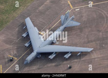 Luftaufnahme der USAF Boeing B-52 kurz nach der Ankunft von 4 Bombern auf der RAF Fairford in der Nähe von Cirencester in Großbritannien, während die Spannung in der Ukraine steigt. Stockfoto