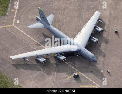 Luftaufnahme der USAF Boeing B-52 kurz nach der Ankunft von 4 Bombern auf der RAF Fairford in der Nähe von Cirencester in Großbritannien, während die Spannung in der Ukraine steigt. Stockfoto