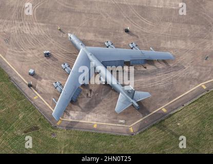 Luftaufnahme der USAF Boeing B-52 kurz nach der Ankunft von 4 Bombern auf der RAF Fairford in der Nähe von Cirencester in Großbritannien, während die Spannung in der Ukraine steigt. Stockfoto