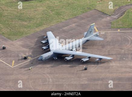 Luftaufnahme der USAF Boeing B-52 kurz nach der Ankunft von 4 Bombern auf der RAF Fairford in der Nähe von Cirencester in Großbritannien, während die Spannung in der Ukraine steigt. Stockfoto