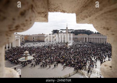 Vatikan. 13th. Februar 2022. Am 13. Februar 2022 leitet Papst Franziskus das angelusgebet aus dem Fenster der päpstlichen Wohnung mit Blick auf den Petersplatz im Vatikan. Foto: Vatican Media/ABACAPRESS.COM Quelle: Abaca Press/Alamy Live News Stockfoto