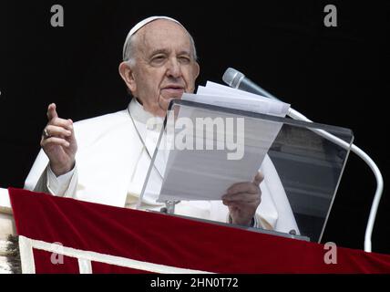 Vatikan. 13th. Februar 2022. Am 13. Februar 2022 leitet Papst Franziskus das angelusgebet aus dem Fenster der päpstlichen Wohnung mit Blick auf den Petersplatz im Vatikan. Foto: Vatican Media/ABACAPRESS.COM Quelle: Abaca Press/Alamy Live News Stockfoto