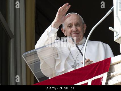 Vatikan. 13th. Februar 2022. Am 13. Februar 2022 leitet Papst Franziskus das angelusgebet aus dem Fenster der päpstlichen Wohnung mit Blick auf den Petersplatz im Vatikan. Foto: Vatican Media/ABACAPRESS.COM Quelle: Abaca Press/Alamy Live News Stockfoto