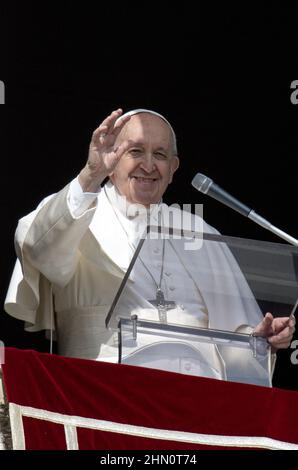 Vatikan. 13th. Februar 2022. Am 13. Februar 2022 leitet Papst Franziskus das angelusgebet aus dem Fenster der päpstlichen Wohnung mit Blick auf den Petersplatz im Vatikan. Foto: Vatican Media/ABACAPRESS.COM Quelle: Abaca Press/Alamy Live News Stockfoto