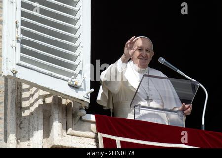 Vatikan. 13th. Februar 2022. Am 13. Februar 2022 leitet Papst Franziskus das angelusgebet aus dem Fenster der päpstlichen Wohnung mit Blick auf den Petersplatz im Vatikan. Foto: Vatican Media/ABACAPRESS.COM Quelle: Abaca Press/Alamy Live News Stockfoto