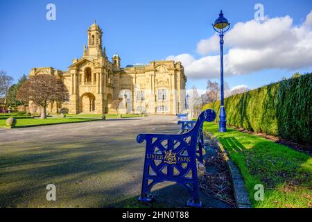 Cartwright Hall in Lister Park, Bradford, Yorkshire mit Parkbank Stockfoto