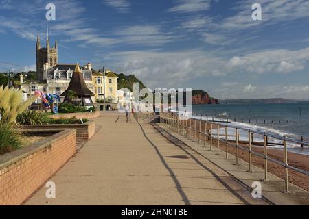 Sonnenschein im Frühherbst an der Strandpromenade von Teignmouth, South Devon, mit Blick auf Hole Head. Stockfoto