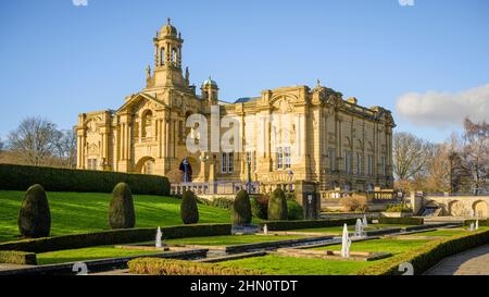 Cartwright Hall im Lister Park, Bradford, Yorkshire, von den Mughal Wassergärten aus gesehen. Stockfoto