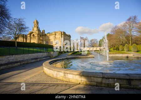 Cartwright Hall im Lister Park, Bradford, Yorkshire, von den Mughal Wassergärten aus gesehen. Stockfoto