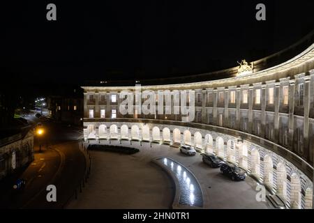 Buxton Crescent Ensan Hotel, georgianisches Gebäude, wurde 2020 nach Renovierungsarbeiten als Luxushotel und Spa wiedereröffnet. Blick vom Hotelzimmer in der Nacht. Stockfoto