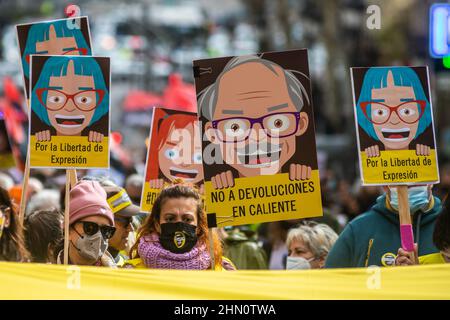 Madrid, Spanien. 13th. Februar 2022. Menschen protestierten mit Plakaten während einer Demonstration gegen das sogenannte Gag-Gesetz (Ley Mordaza). Die Bürgerplattform „No Somos Delito“ hat zusammen mit Gruppen, Organisationen und sozialen Bewegungen, die sich für die Verteidigung der Menschenrechte einsetzen, zu einer Demonstration aufgerufen, um zu fordern, dass die von der Regierung vorgeschlagene Reform des Gag-Gesetzes auf einige Mindestvorgaben reagiert, die die freie Ausübung der Grundrechte garantieren. Quelle: Marcos del Mazo/Alamy Live News Stockfoto