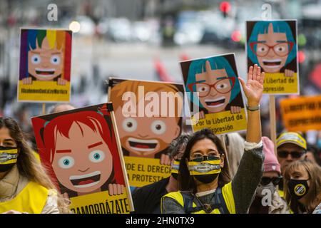 Madrid, Spanien. 13th. Februar 2022. Menschen protestierten mit Plakaten während einer Demonstration gegen das sogenannte Gag-Gesetz (Ley Mordaza). Die Bürgerplattform „No Somos Delito“ hat zusammen mit Gruppen, Organisationen und sozialen Bewegungen, die sich für die Verteidigung der Menschenrechte einsetzen, zu einer Demonstration aufgerufen, um zu fordern, dass die von der Regierung vorgeschlagene Reform des Gag-Gesetzes auf einige Mindestvorgaben reagiert, die die freie Ausübung der Grundrechte garantieren. Quelle: Marcos del Mazo/Alamy Live News Stockfoto