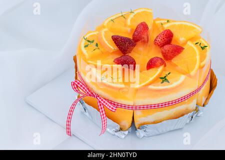 Orangenkuchen mit frischen Orangen und Erdbeeren auf der Oberseite dekoriert, hausgemachte Kuchen Konzept Stockfoto