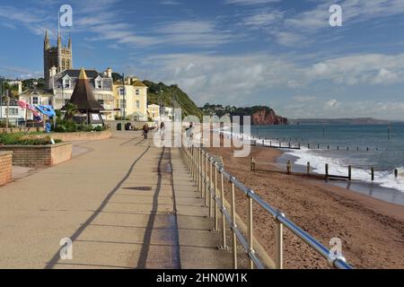Sonnenschein im Frühherbst an der Strandpromenade von Teignmouth, South Devon, mit Blick auf Hole Head. Stockfoto