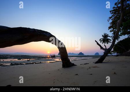 Sonnenaufgang an einem wunderschönen Strand auf Koh Ngai, südlich der Andaman Küste, Provinz Krabi, Thailand. Stockfoto