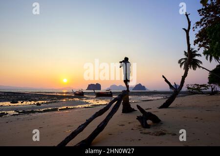 Sonnenaufgang an einem wunderschönen Strand auf Koh Ngai, südlich der Andaman Küste, Provinz Krabi, Thailand. Stockfoto