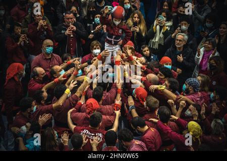 Barcelona, Spanien. 13th. Februar 2022. Die 'Colla Jove' stellen während des winterlichen Stadtfestes 'Santa Eulalia' einen ihrer menschlichen Türme vor dem Rathaus vor.Quelle: Matthias Oesterle/Alamy Live News Stockfoto