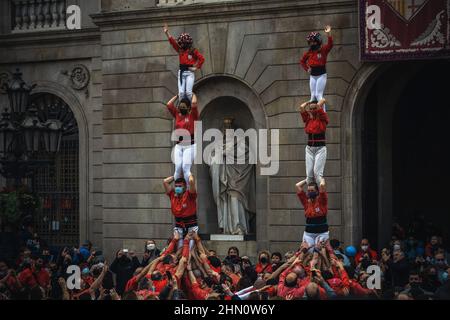 Barcelona, Spanien. 13th. Februar 2022. Die 'Castellers de Barcelona' bauen menschliche Säulen vor dem Rathaus während des winterlichen Stadtfestivals 'Santa Eulalia' Credit: Matthias Oesterle/Alamy Live News Stockfoto