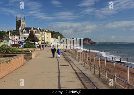 Sonnenschein im Frühherbst an der Strandpromenade von Teignmouth, South Devon, mit Blick auf Hole Head. Stockfoto
