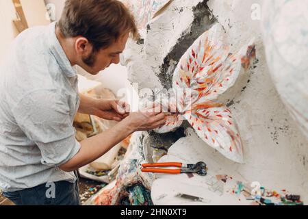 Arbeitsplatz Mosaiken Meister machen Smaltglas Mosaik Panel. Mann Mosaiker bei der Arbeit Stockfoto