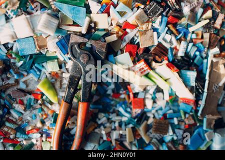 Craftsman Cutter Nipper Werkzeug zum Schneiden von Smaltglas für die Herstellung von Mosaikkunst auf dem Tisch Stockfoto