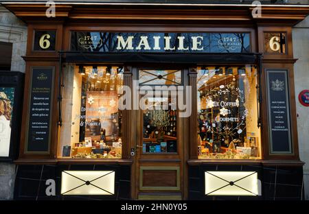 Im Zentrum von Paris, dem Place de la Madeleine, befindet sich eine wunderschöne Boutique in Maille. Es bietet Flaschen betörender Senf Skala mit unverwechselbaren Stockfoto