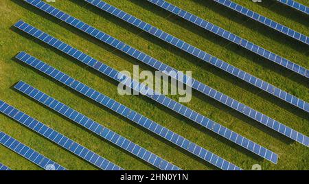 Luftbild von oben nach unten von Solarmodulen PV-Module auf dem Boden montiert Photovoltaik-Solarmodule absorbieren Sonnenlicht als Energiequelle, um Strom zu erzeugen Stockfoto