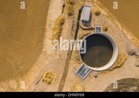 Top down Luftdrohnenaufnahme einer Kläranlage (Wasserrückgewinnung) Baustelle Stockfoto