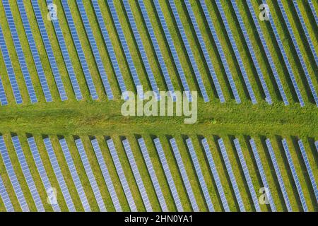 Solarpanel erzeugt grüne, umweltfreundliche Energie aus der Sonne. Drohnenschuss Stockfoto