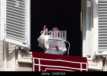 Vatikan. 13. Februar 2022 - PAPST FRANZISKUS hält Angelusgebet. Nach dem Segen sprach Papst Franziskus diese Worte: "Liebe Brüder und Schwestern, die Nachrichten aus der Ukraine sind sehr beunruhigend. Ich vertraue jede Anstrengung für den Frieden der Fürsprache der Jungfrau Maria und dem Gewissen der politischen Führer an. Lasst uns schweigend beten'' © EvandroInetti via ZUMA Wire (Bild: © Evandro Inetti/ZUMA Press Wire) Quelle: ZUMA Press, Inc./Alamy Live News Stockfoto