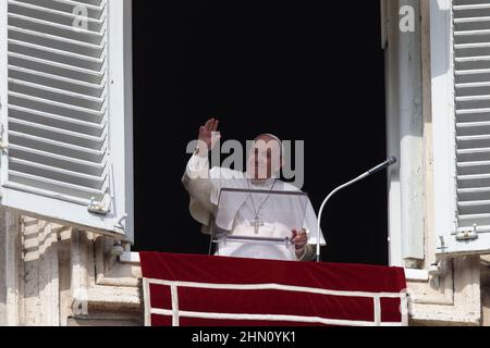 Vatikan. 13. Februar 2022 - PAPST FRANZISKUS hält Angelusgebet. Nach dem Segen sprach Papst Franziskus diese Worte: "Liebe Brüder und Schwestern, die Nachrichten aus der Ukraine sind sehr beunruhigend. Ich vertraue jede Anstrengung für den Frieden der Fürsprache der Jungfrau Maria und dem Gewissen der politischen Führer an. Lasst uns schweigend beten'' © EvandroInetti via ZUMA Wire (Bild: © Evandro Inetti/ZUMA Press Wire) Quelle: ZUMA Press, Inc./Alamy Live News Stockfoto