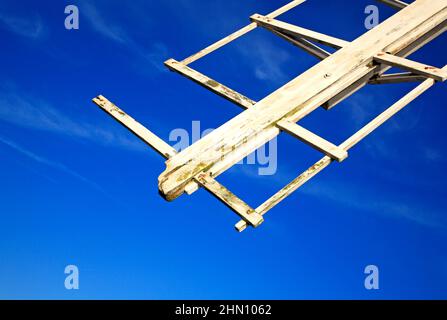 Detail aus einem gebrochenen Ende eines patentierten Segelschiffs auf der Boardman's Mill am Fluss Ant auf den Norfolk Broads in How Hill, Norfolk, England, Vereinigtes Königreich. Stockfoto