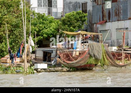 Traditionelles hölzernes Fischerboot mit Fischernetzen auf dem Mekong-Fluss, Can Tho, Mekong-Delta, Südvietnam, Südostasien Stockfoto